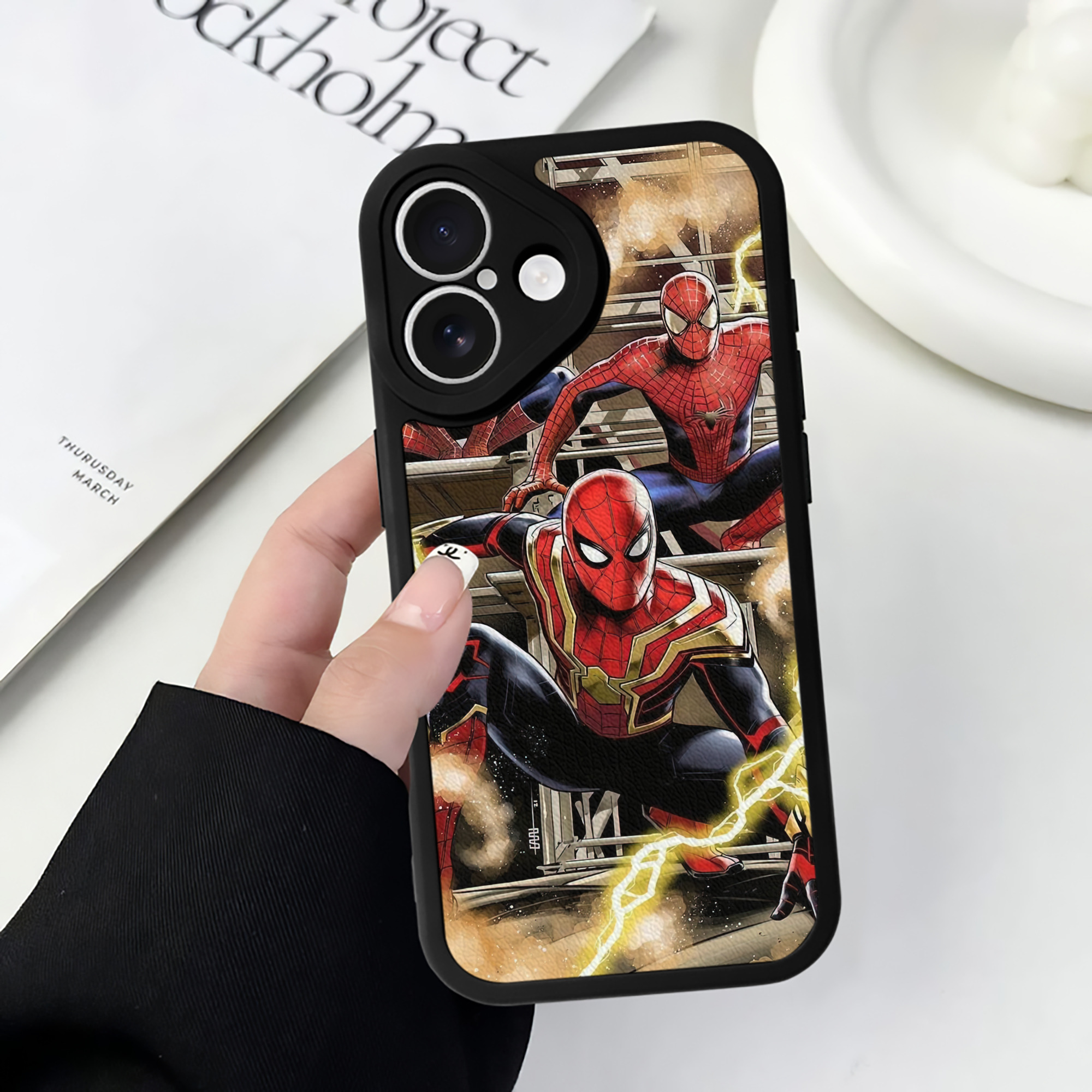 Spider Man スパイダーマン 【iPhone 16シリーズ対応】シリコンスマホケース（レザー調） 材質：シリコン